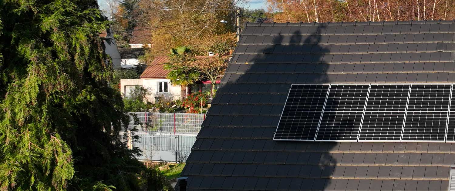 découvrez les principaux obstacles à l'autoconsommation solaire, des défis techniques aux aspects réglementaires, et comment les surmonter pour profiter pleinement de l'énergie solaire chez vous.